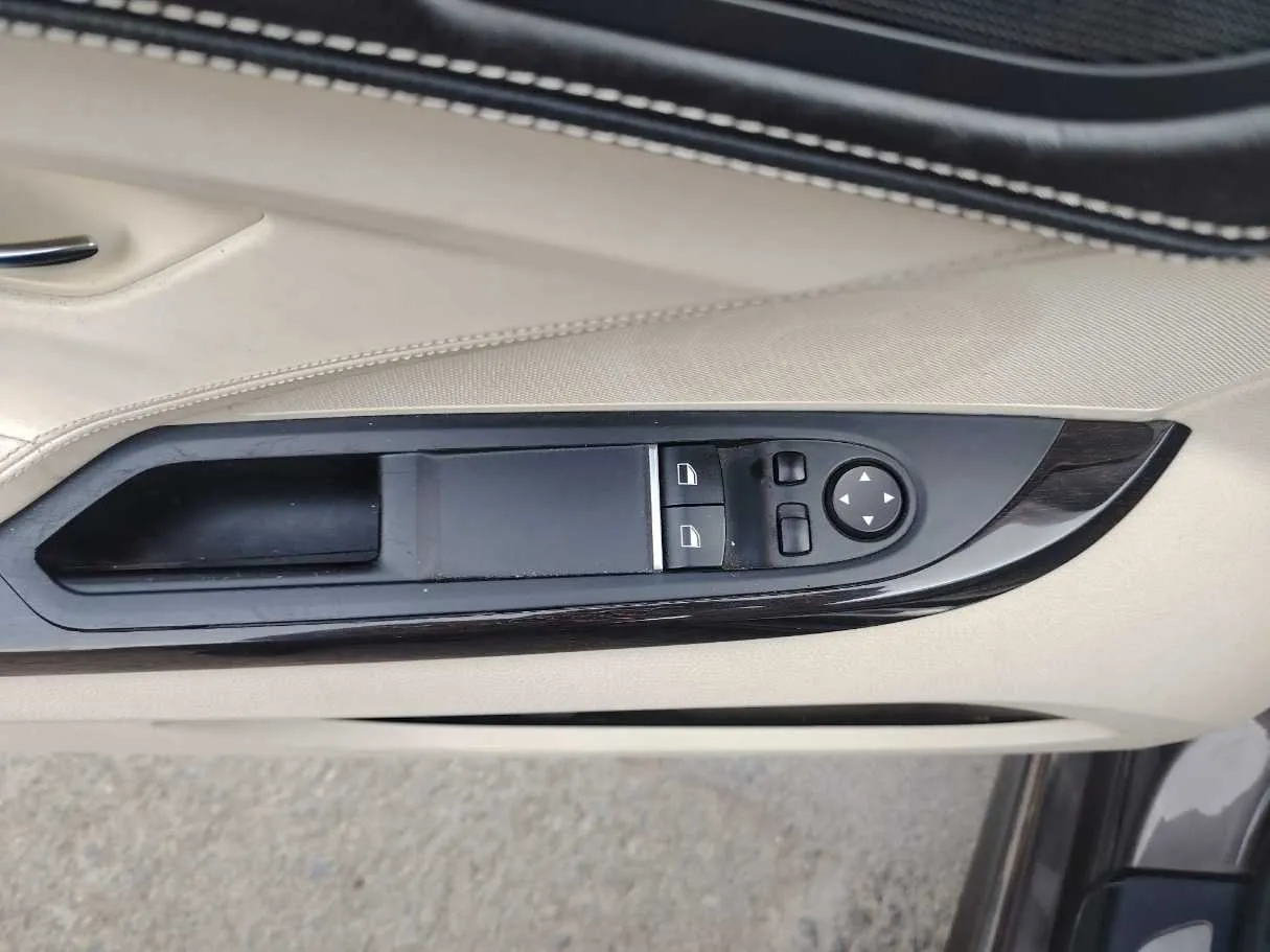 Car image 27