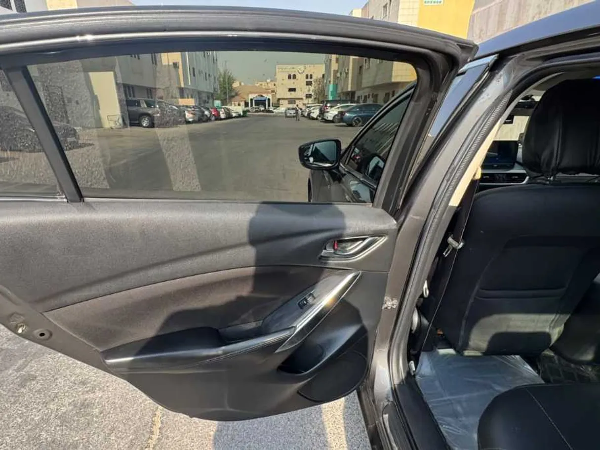 Car image 12