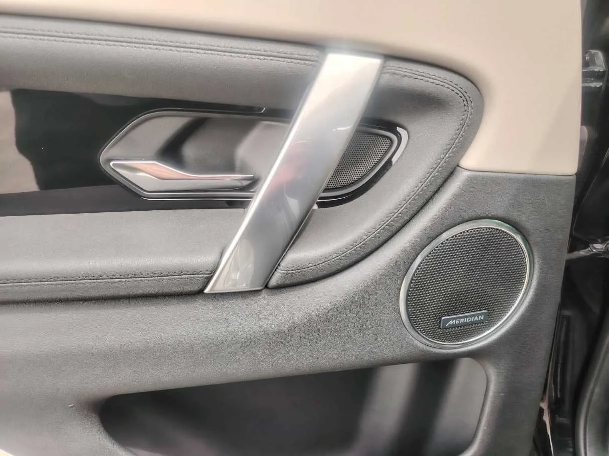Car image 30