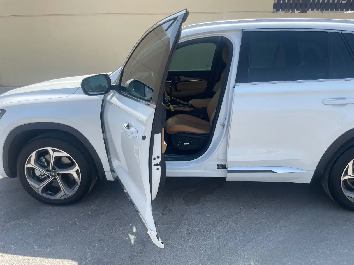 Car image 12