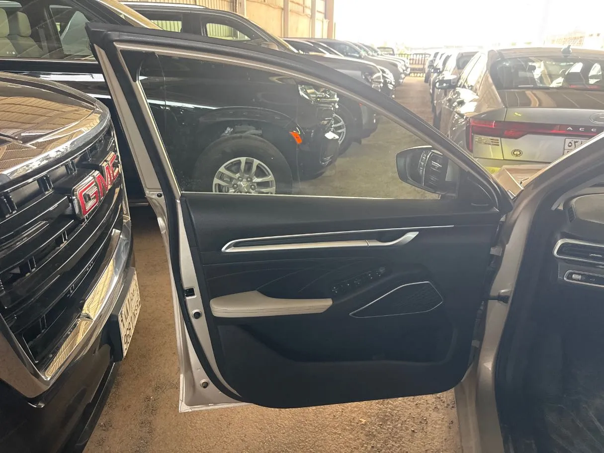 Car image 7