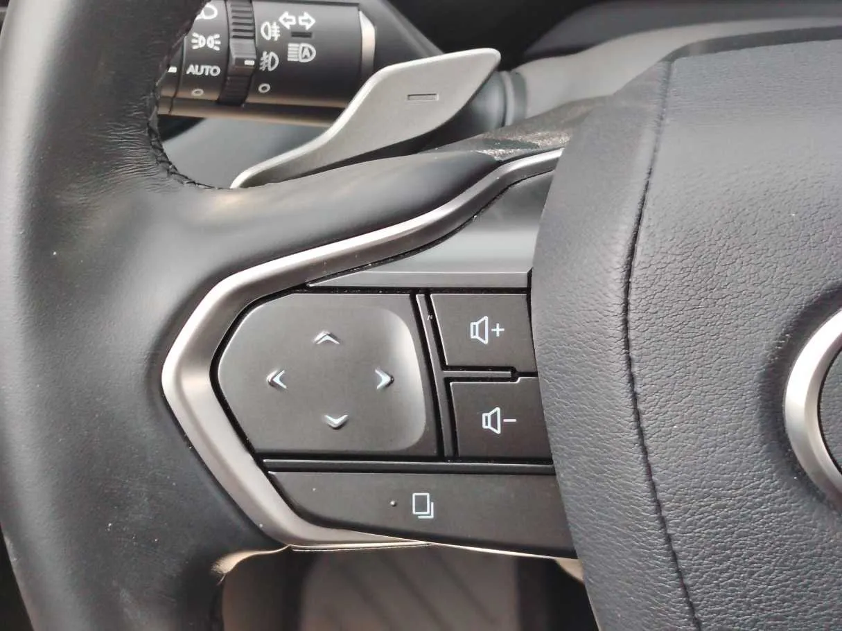 Car image 25
