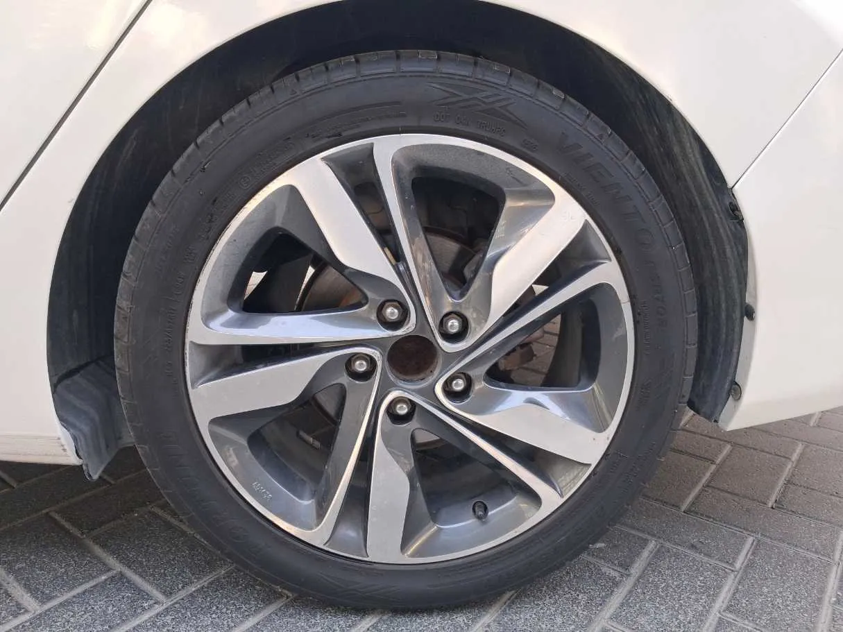 Car image 9