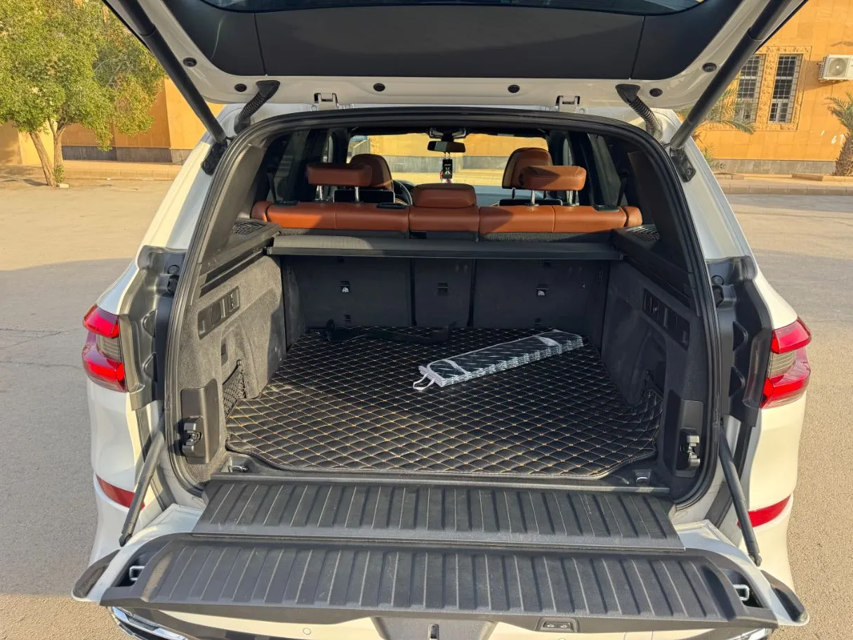 Car image 18