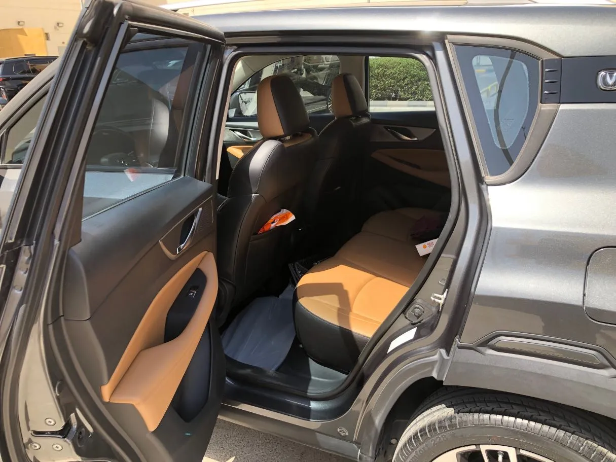 Car image 12