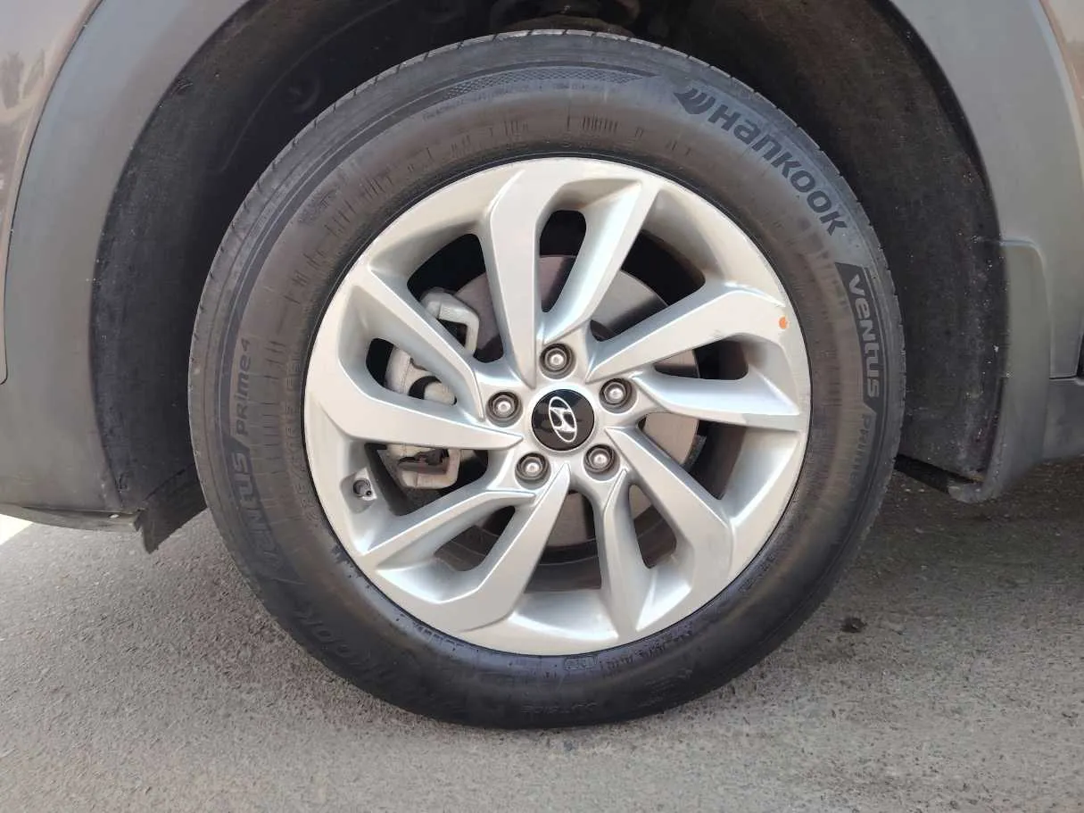 Car image 9