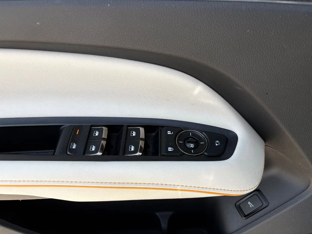 Car image 26