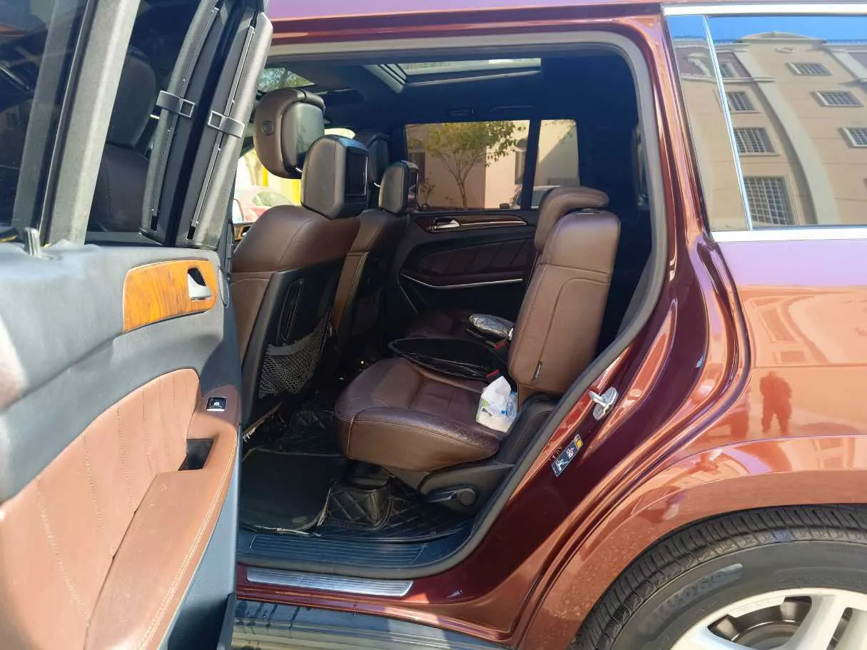 Car image 18