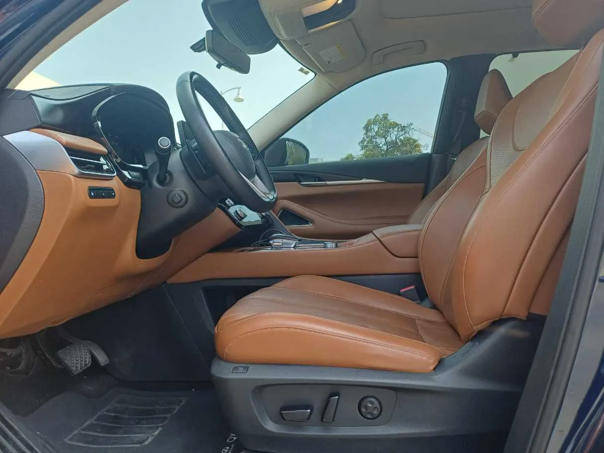 Car image 12
