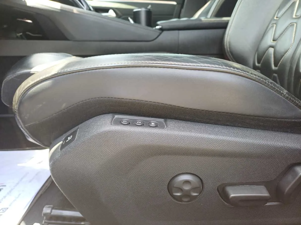 Car image 26
