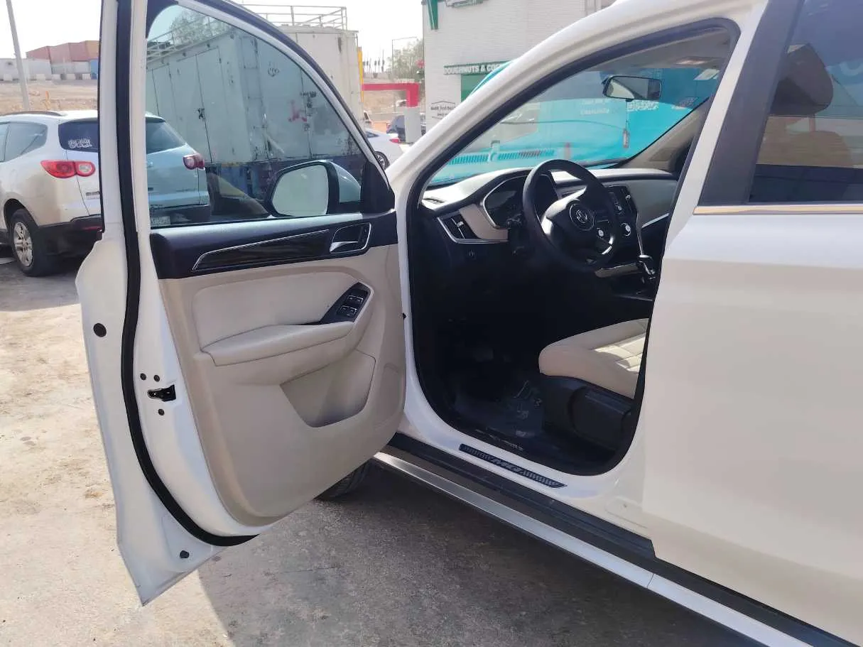 Car image 11