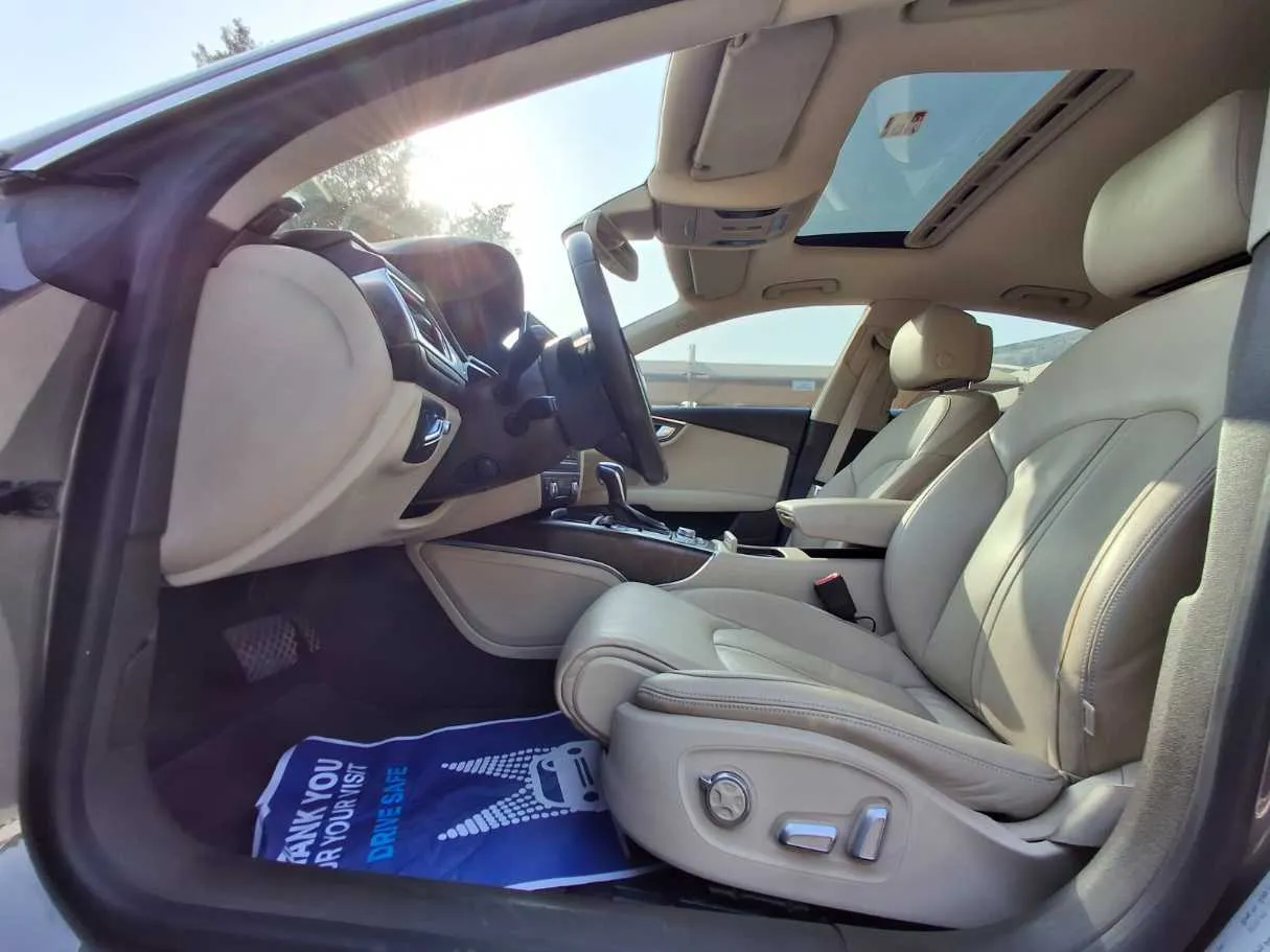 Car image 12