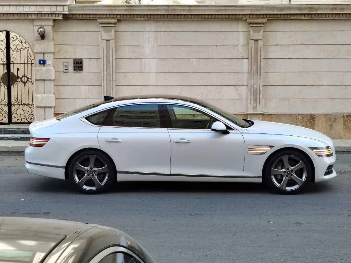 Car image 4