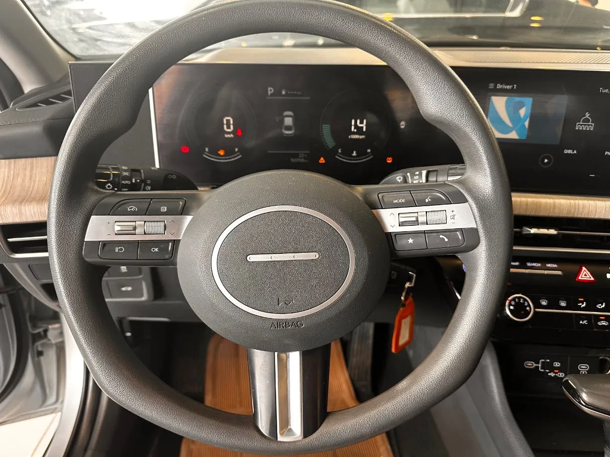 Car image 18
