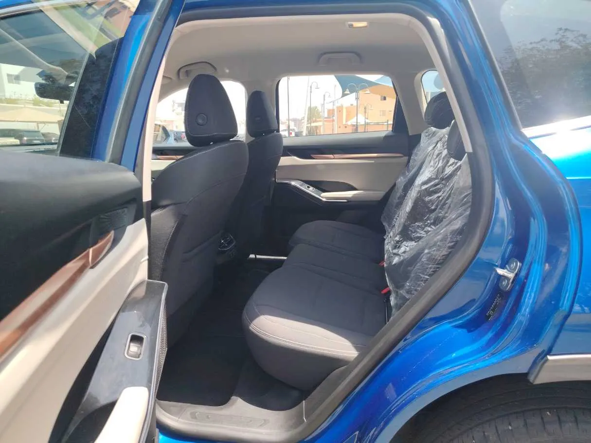 Car image 16