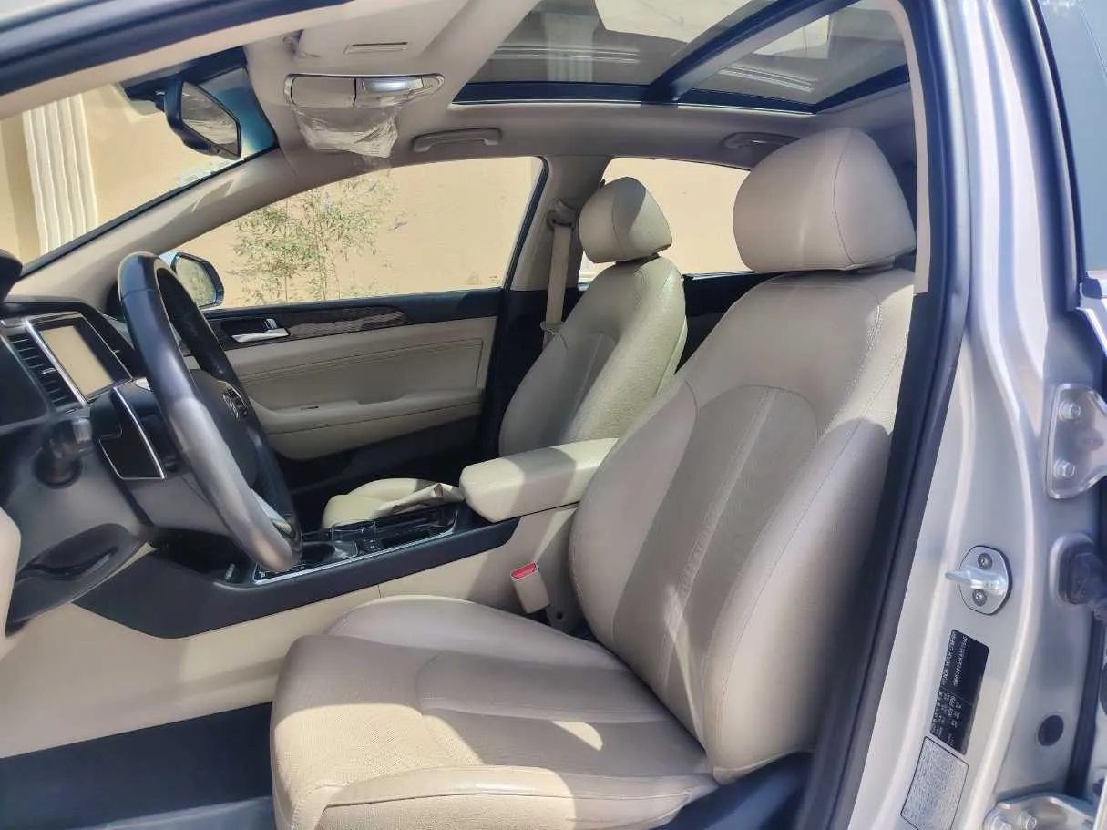 Car image 12