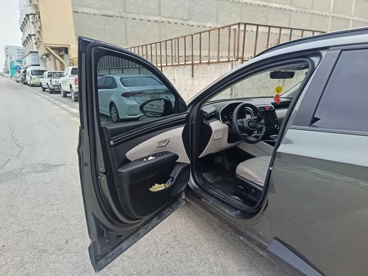 Car image 11