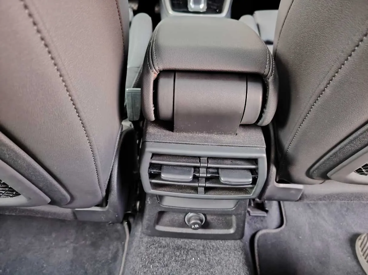 Car image 30