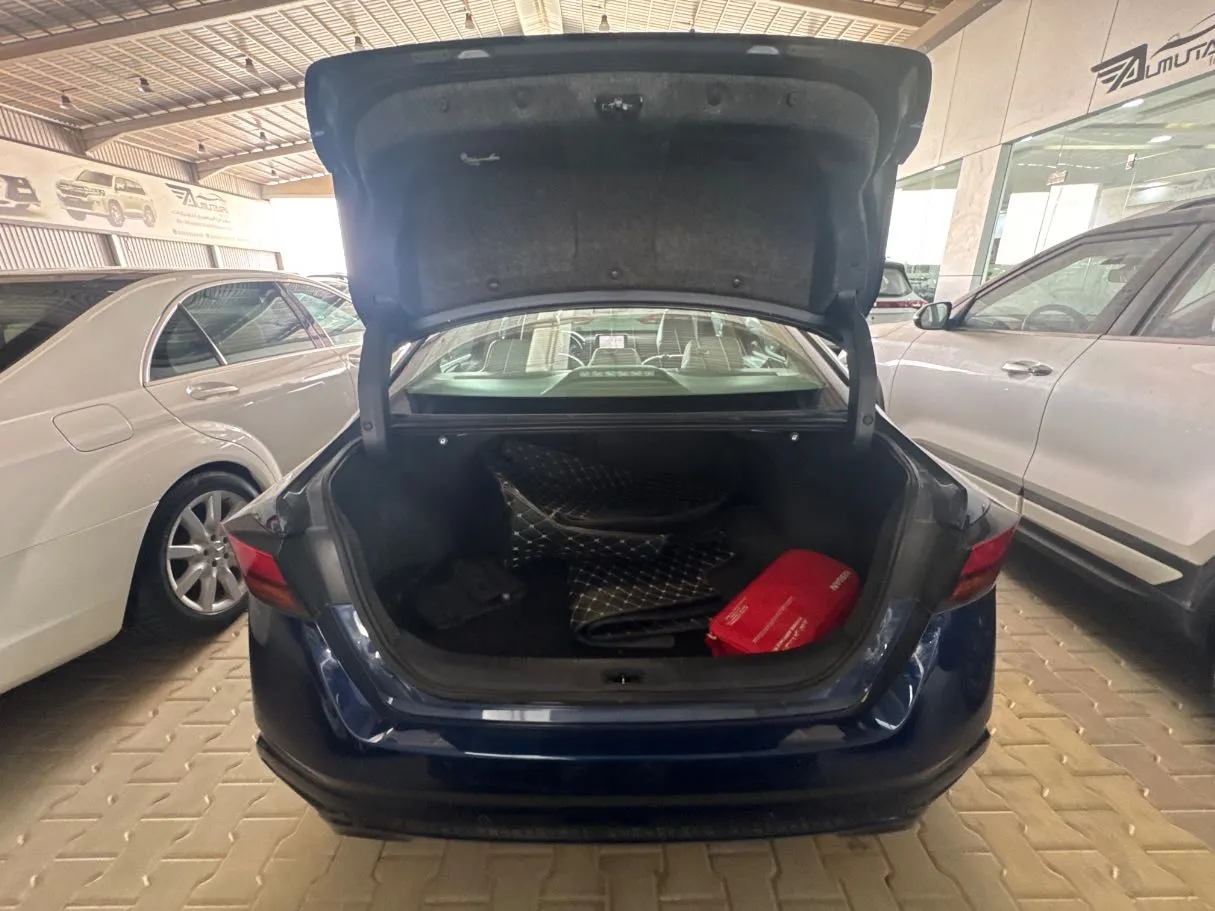 Car image 16