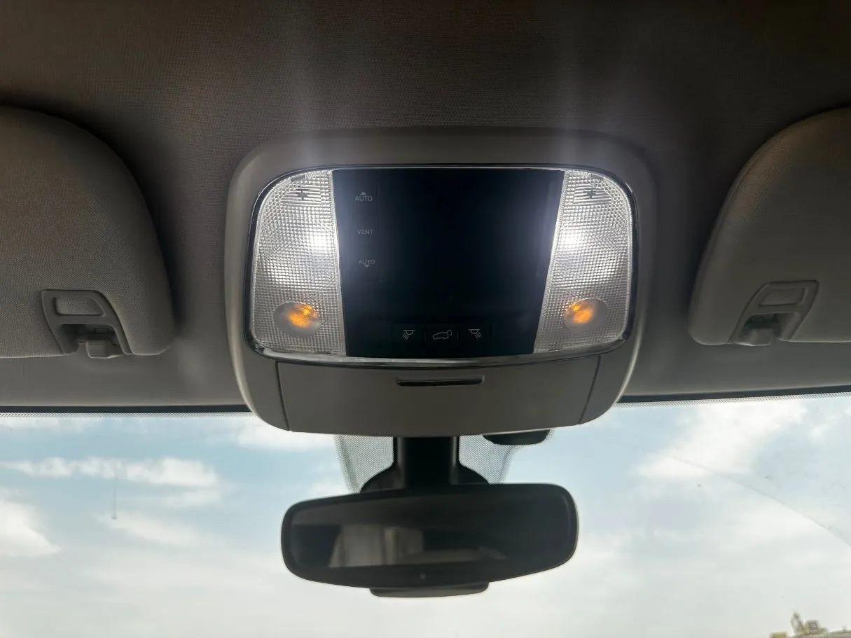Car image 25