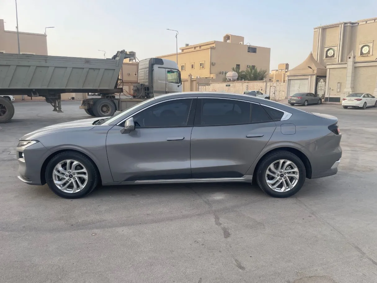 Car image 8