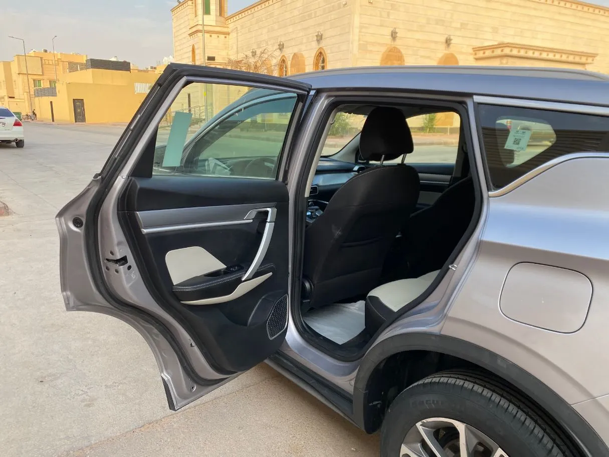 Car image 12