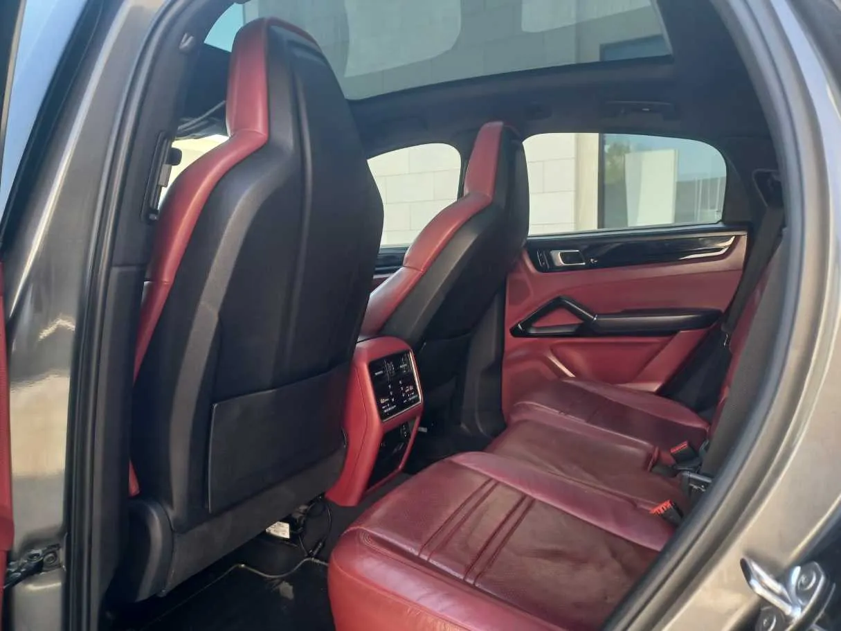 Car image 15