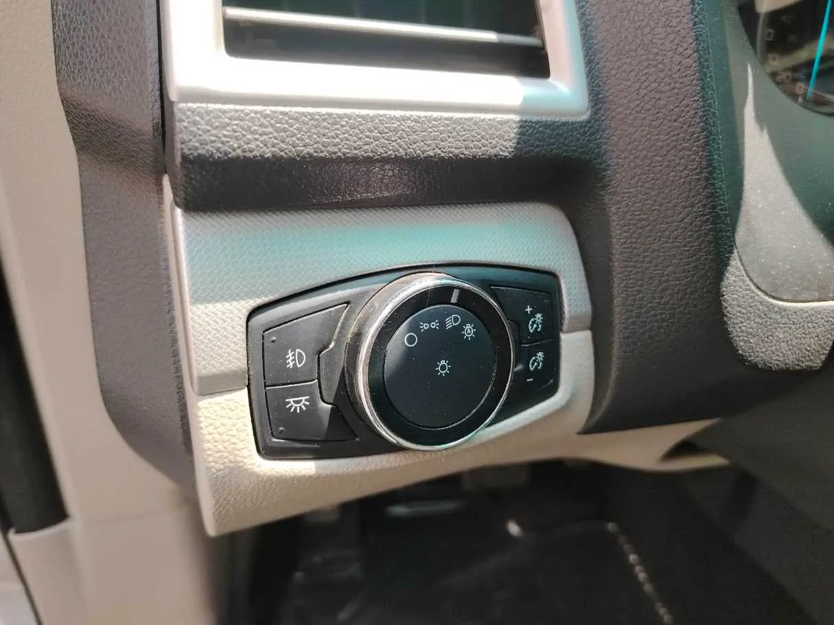 Car image 32