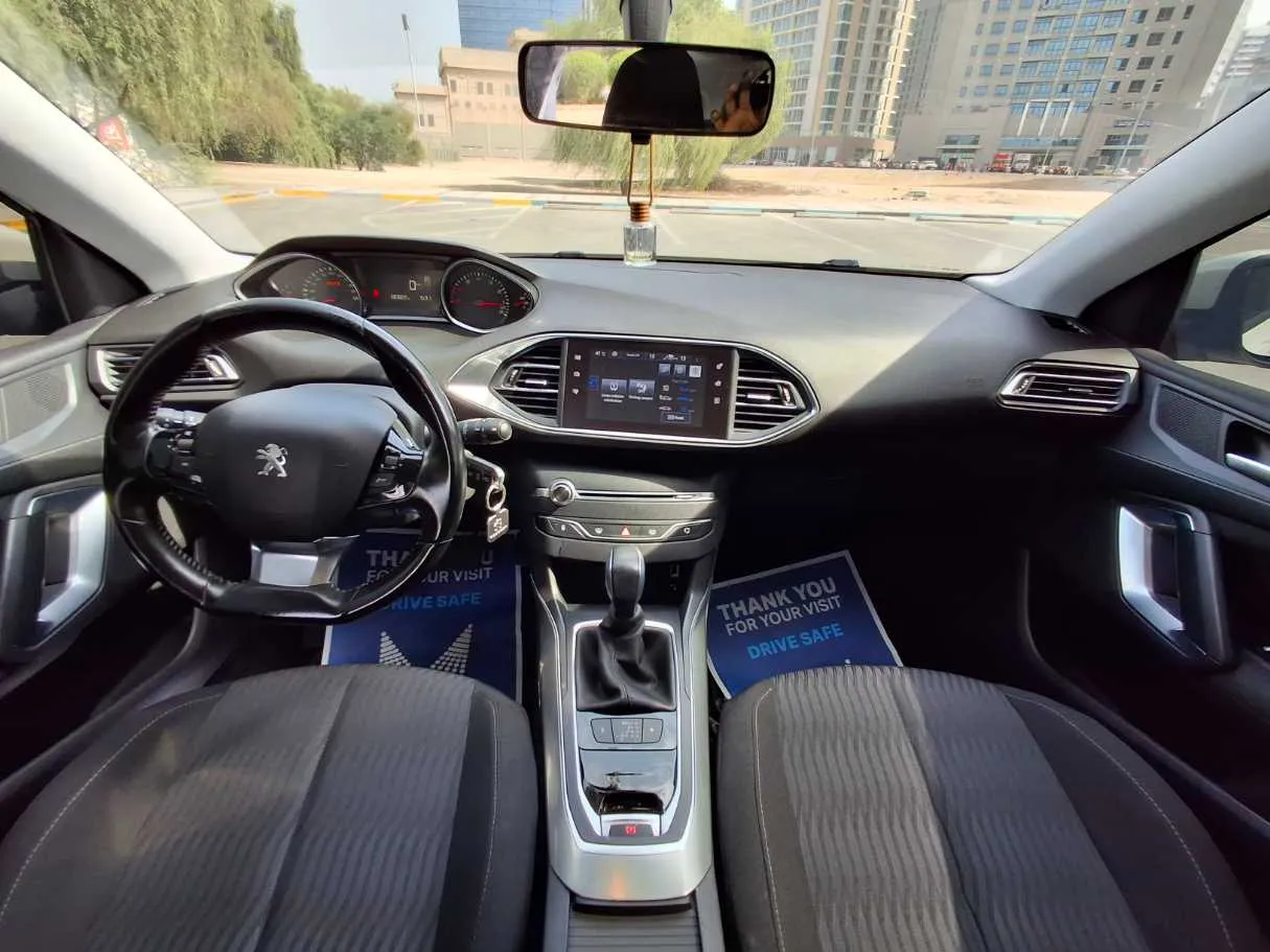 Car image 14