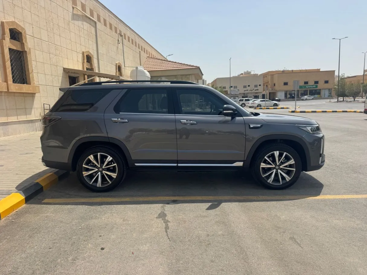 Car image 4