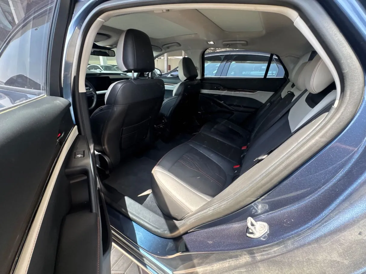Car image 14