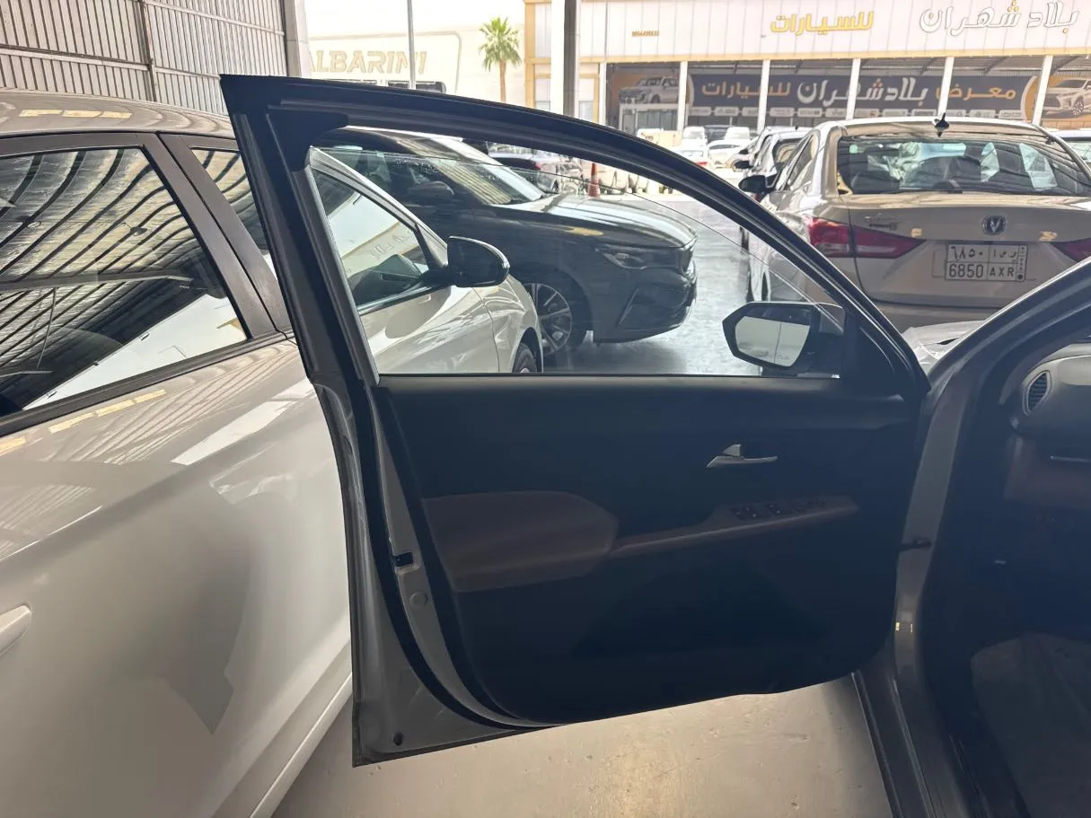 Car image 7
