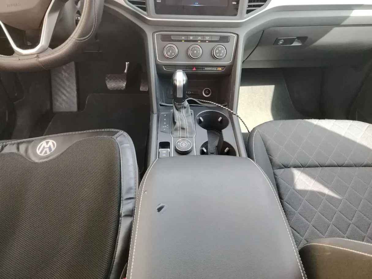 Car image 26
