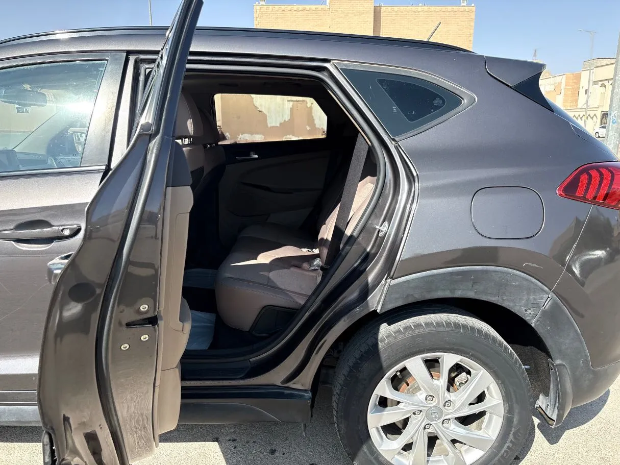 Car image 13