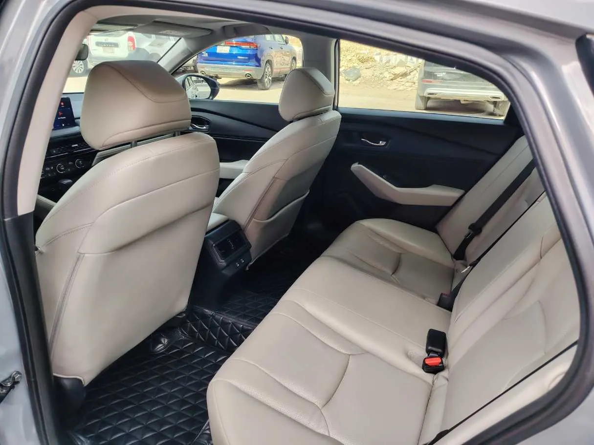 Car image 14