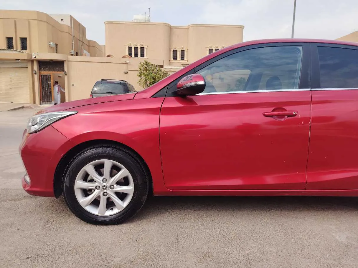 Car image 9