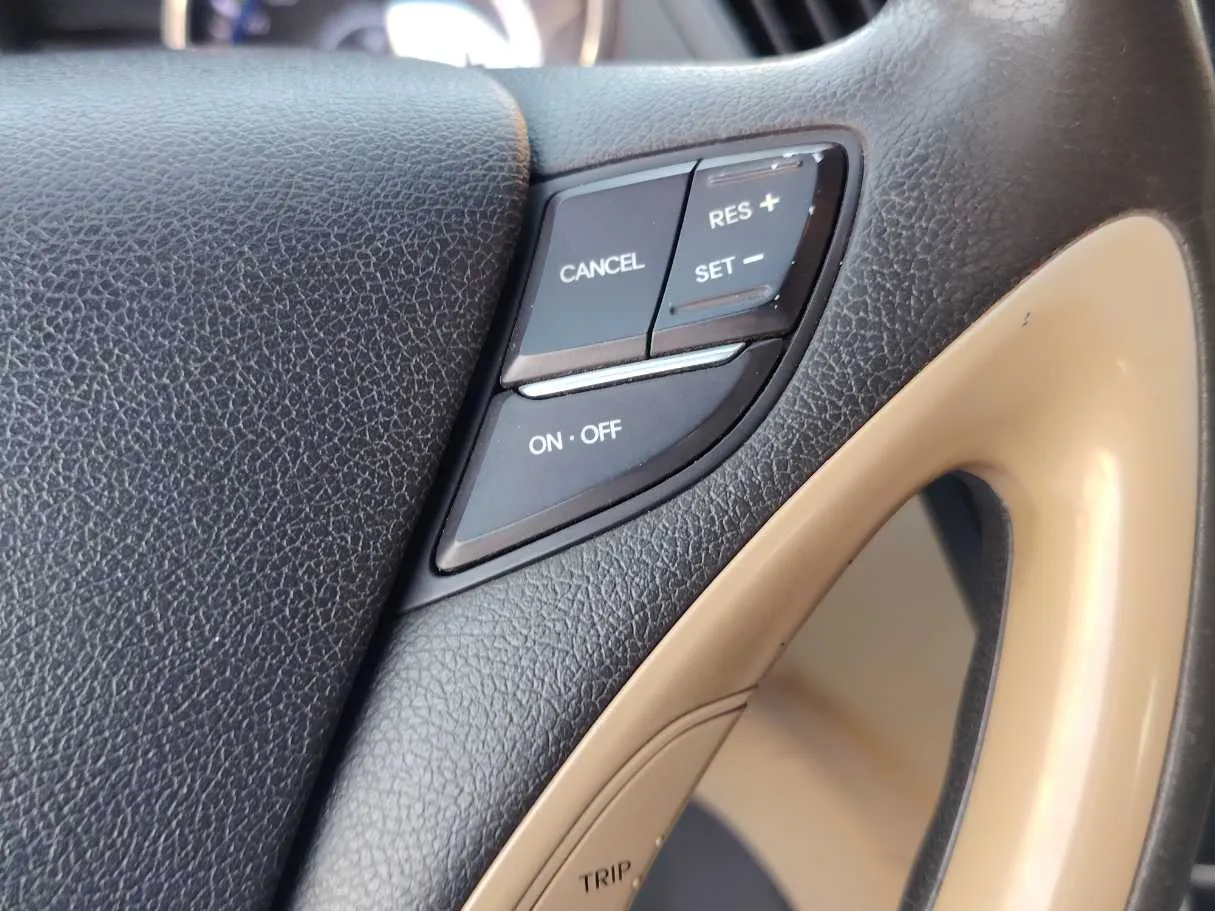 Car image 30