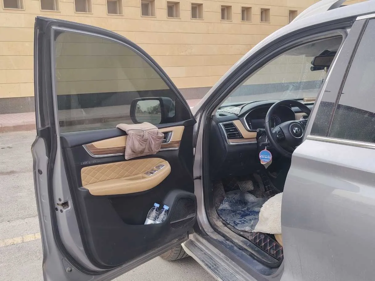 Car image 11