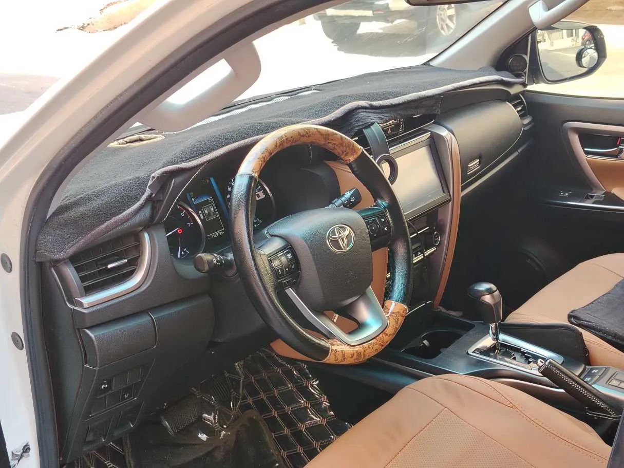 Car image 13