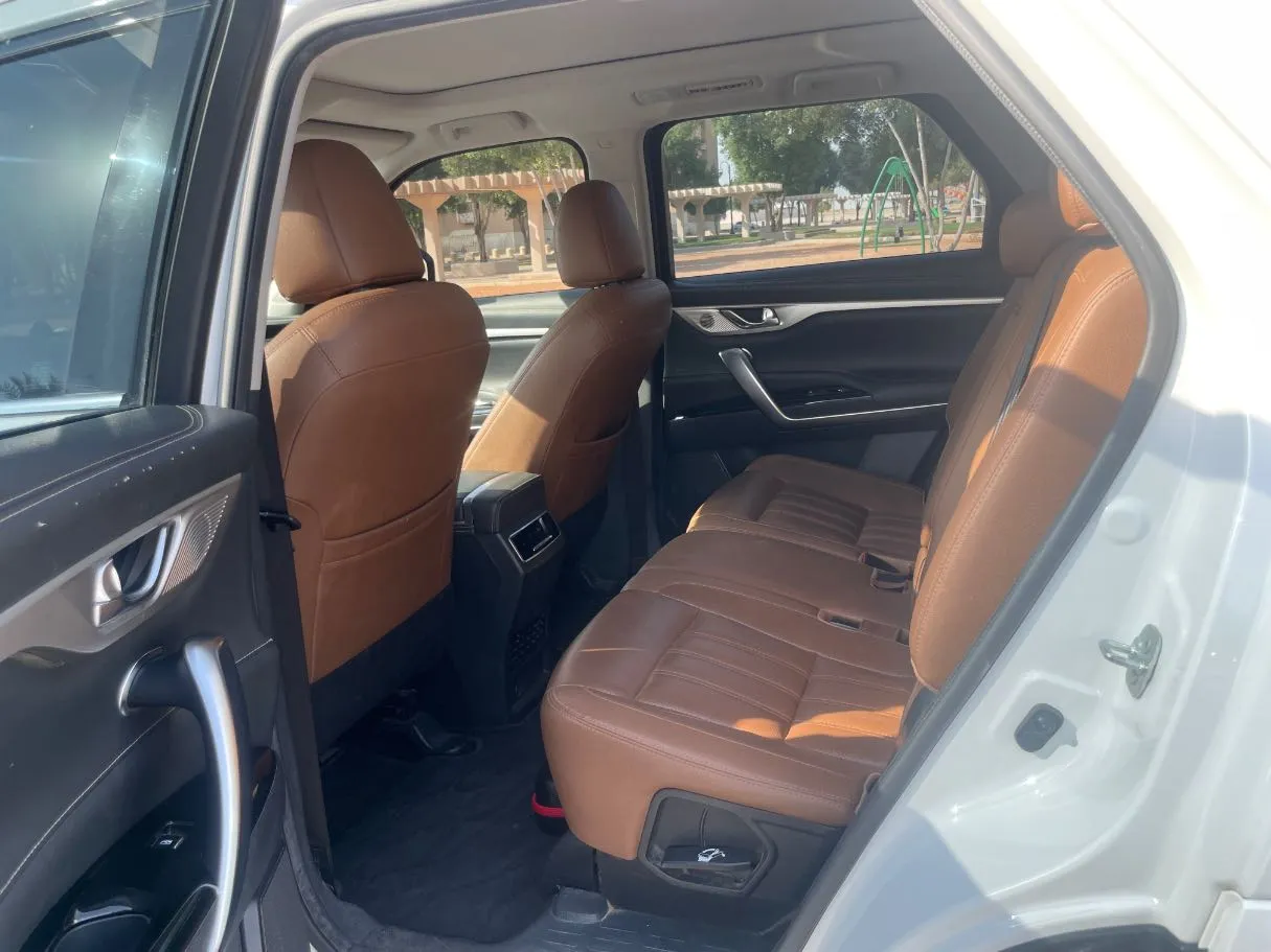 Car image 16