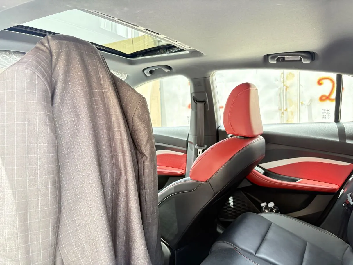 Car image 17