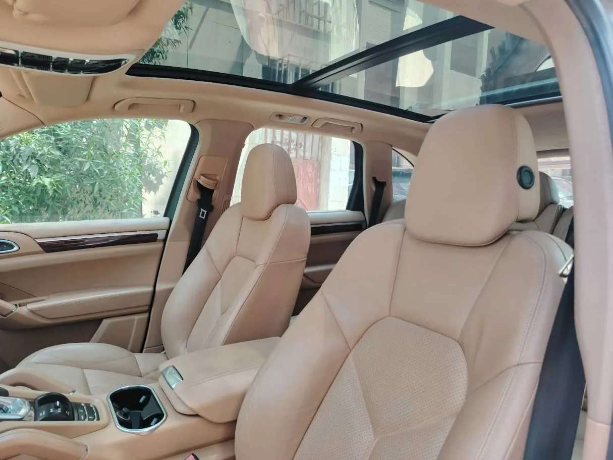 Car image 15