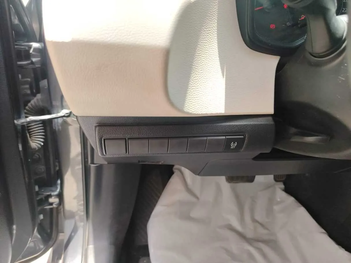 Car image 34
