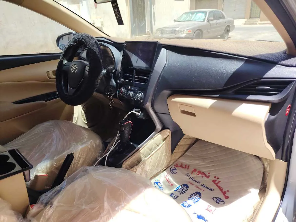 Car image 14