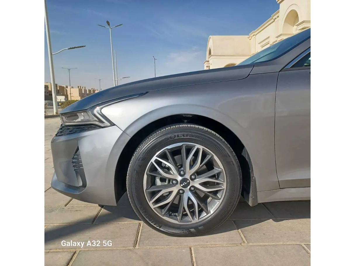 Car image 9