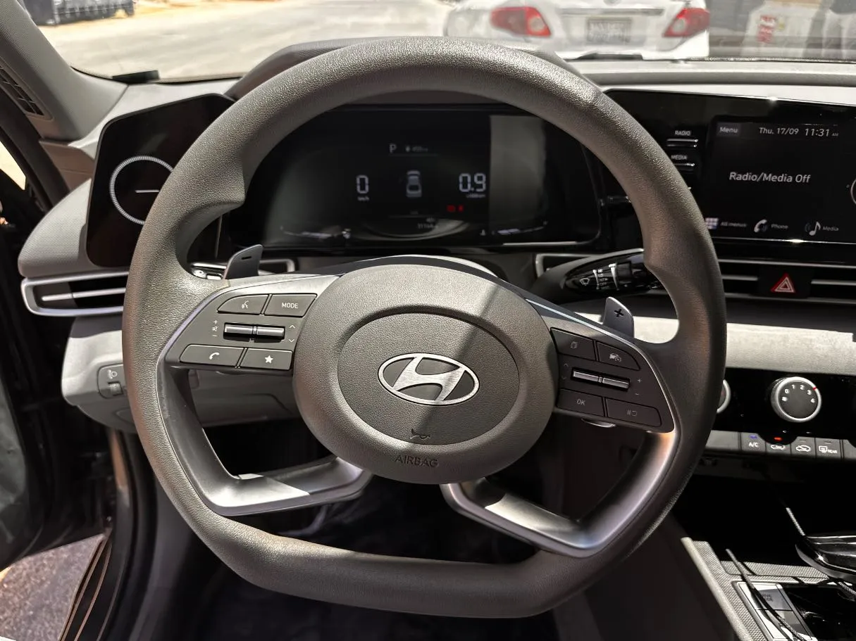 Car image 19