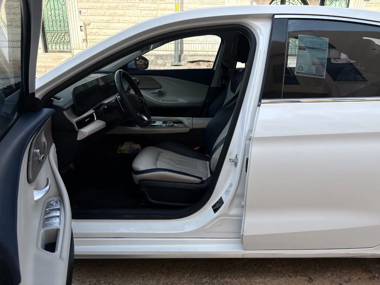 Car image 12