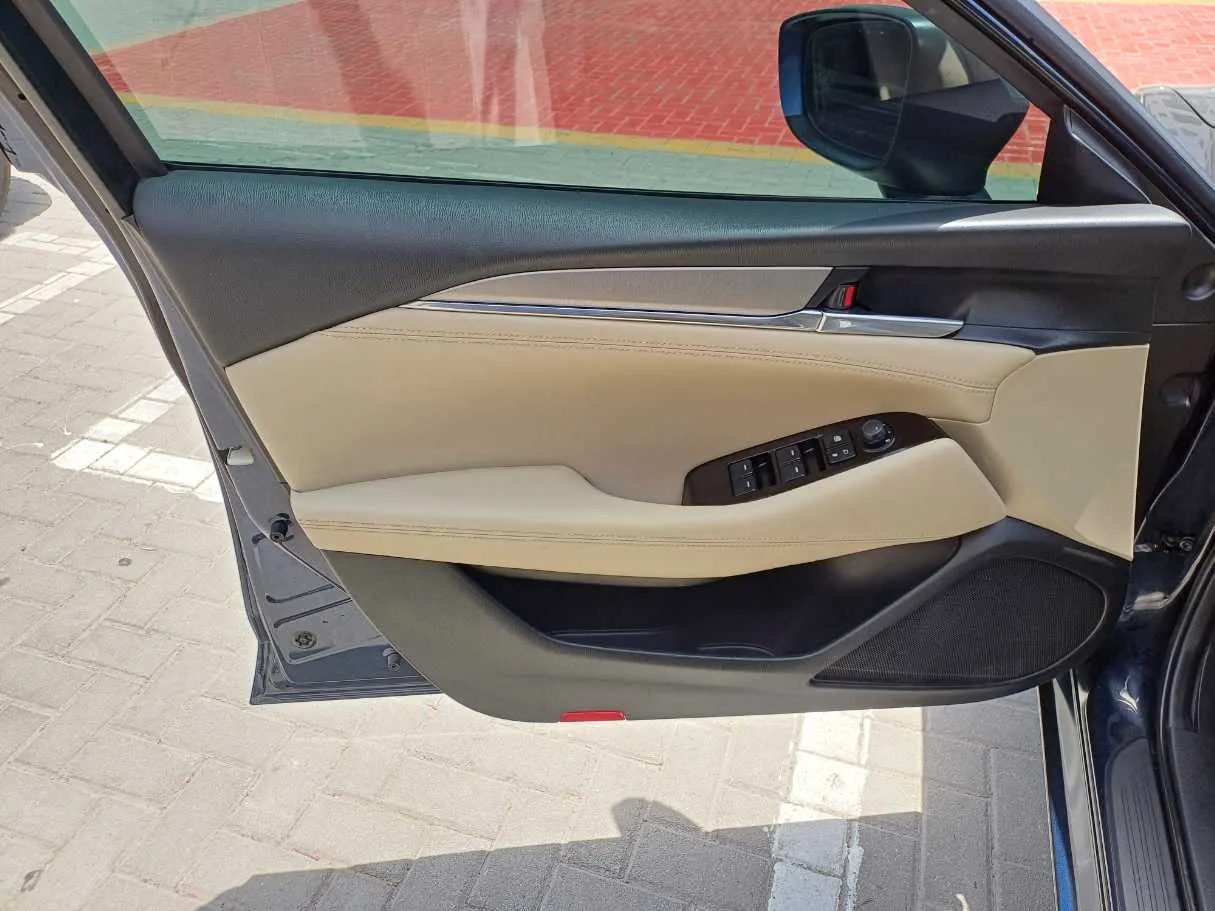 Car image 10