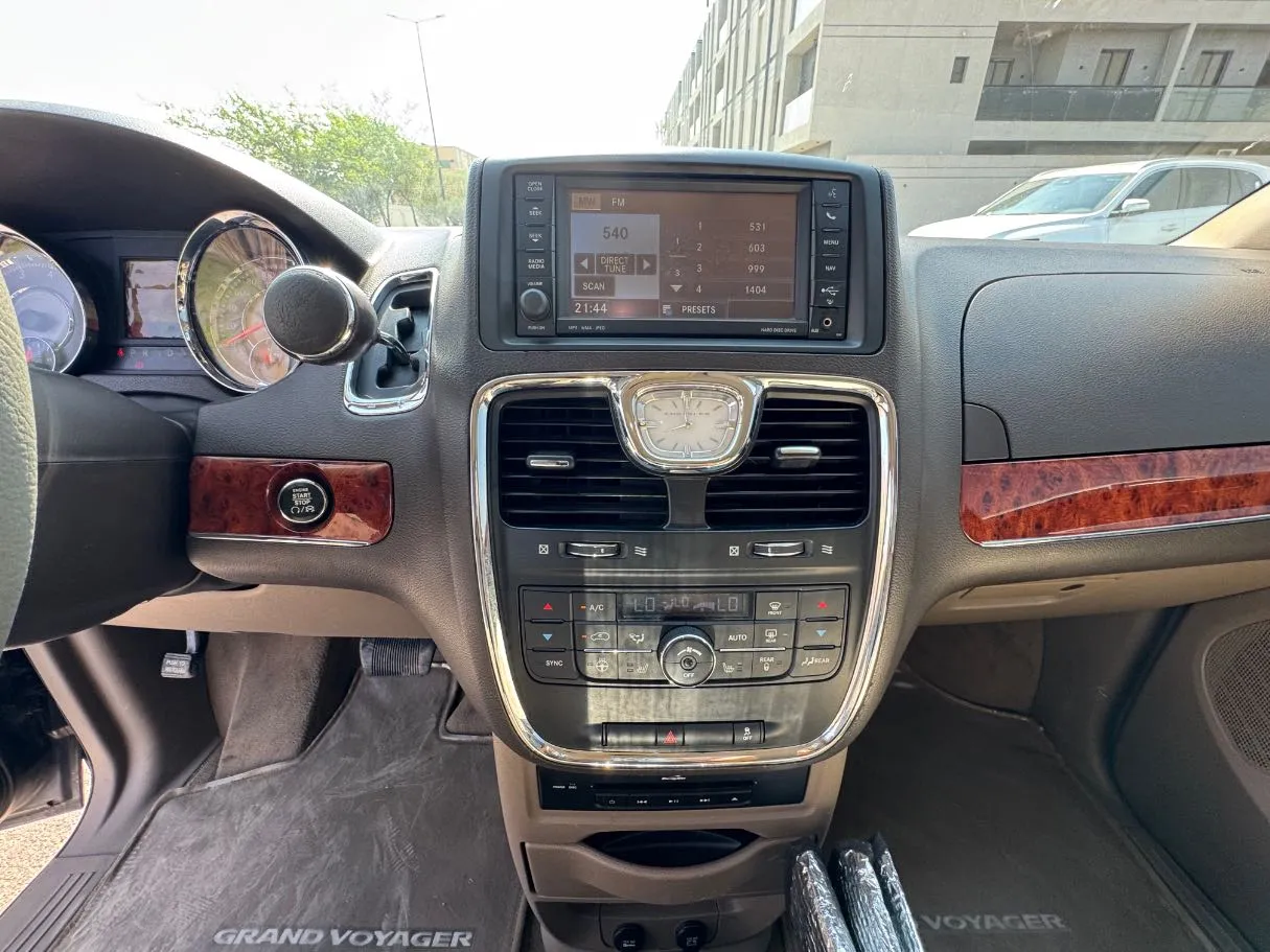 Car image 16
