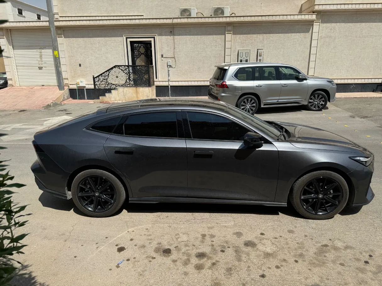 Car image 4